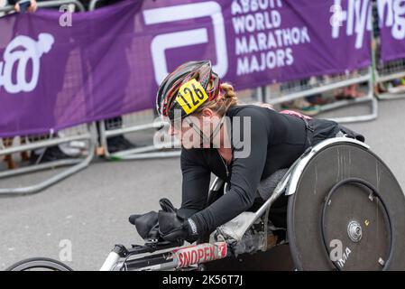 Martyna Snopek ist eine Rollstuhlathletin, die beim Elite-Rollstuhlrennen des TCS 2022 London Marathon in Tower Hill, London, Großbritannien, Rennen geht. Stockfoto