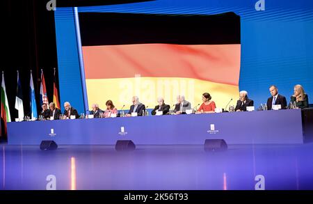 06. Oktober 2022, Malta, Valletta: Borut Pahor (l-r), Präsident von Slowenien, Marcelo Rebelo de Sousa, Präsident von Portugal, Egils Levits, Präsident von Lettland, Michael D. Higgins, Präsident von Irland, Katerina Sakellaropoulou, Präsident von Griechenland, Alar Karis, Präsident von Estland, George Vella, Präsident von Malta, Bundespräsident Frank-Walter Steinmeier, Katalin Novak, Präsident von Ungarn, Sergio Mattarella, Präsident von Italien, Andrzej Duda, Präsident von Polen, und Zuzana Caputova, Präsidentin der Slowakei, nehmen an einer Pressekonferenz im Anschluss an das Treffen der nicht-exekutiven Leiter von stat in Arraiolos Teil Stockfoto