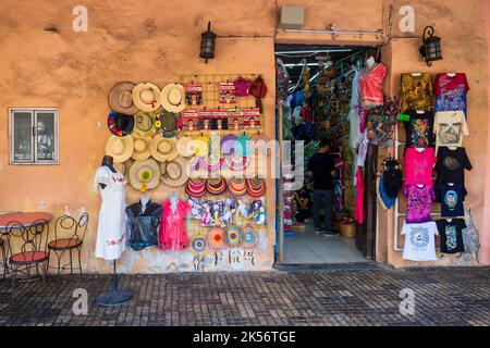 Souvenirs und traditionelle Kleidung zum Verkauf in einem kleinen Geschäft in Merida, Mexiko Stockfoto