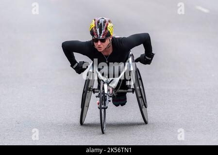 Martyna Snopek ist eine Rollstuhlathletin, die beim Elite-Rollstuhlrennen des TCS 2022 London Marathon in Tower Hill, London, Großbritannien, Rennen geht. Stockfoto