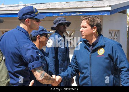 Florida Gouverneur Ron DeSantis (r) schüttelt sich die Hände mit der Küstenwache LTJG Nichols Haas (l) bei der Feuerwehr Matlacha-Pine Island, 4. Oktober 2022, auf Pine Island, Florida, In der Zeit nach dem „The Howens“ Ian. Stockfoto