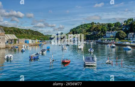 Weitwinkelansicht von der Brücke über die Looe-Mündung, Cornwall. Ein schöner sonniger klarer Tag im Sommer, viele kleine Boote auf dem stillen Wasser festgemacht. Stockfoto