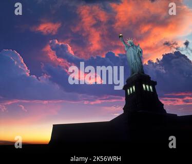 FREIHEITSSTATUE NATIONALDENKMAL (©F A BARTHOLDI 1886) LIBERTY ISLAND NEW YORK HAFEN NEW YORK CITY USA Stockfoto