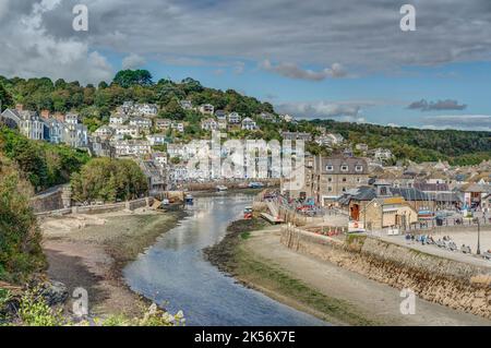 Die Flussmündung ist bei Ebbe und Ebbe in das Gezeitenwasser von Looe eingefleißt, und dieser Rahmen zeigt mehr von West Looe, beleuchtet, als die übliche Ostseite. Stockfoto