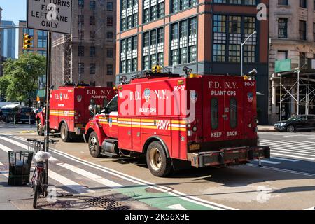 New York City, USA - 18. September 2022 New York Feuerwehrfahrzeuge auf dem Parkplatz Stockfoto