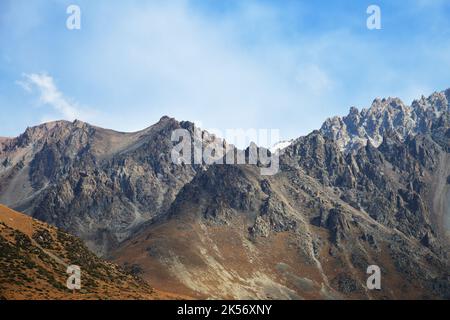 Blick auf hohe schneebedeckte Gipfel der Tian Shan Berge. Ala Archa Nationalpark, Kirgisistan Stockfoto