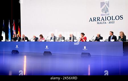 06. Oktober 2022, Malta, Valletta: Borut Pahor (l-r), Präsident von Slowenien, Marcelo Rebelo de Sousa, Präsident von Portugal, Egils Levits, Präsident von Lettland, Michael D. Higgins, Präsident von Irland, Katerina Sakellaropoulou, Präsident von Griechenland, Alar Karis, Präsident von Estland, George Vella, Präsident von Malta, Bundespräsident Frank-Walter Steinmeier, Katalin Novak, Präsident von Ungarn, Sergio Mattarella, Präsident von Italien, Andrzej Duda, Präsident von Polen, und Zuzana Caputova, Präsidentin der Slowakei, nehmen an einer Pressekonferenz im Anschluss an das Treffen der nicht-exekutiven Leiter von stat in Arraiolos Teil Stockfoto