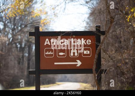 TENSAS RIVER NATIONAL WILDLIFE REFUGIUM, LOUISIANA/USA – FEBRUAR 09 2022: Schild nach rechts in Richtung Africa Lake am Tensas River National W Stockfoto