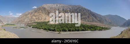 Panoramablick auf die afghanische Seite des Panj-Flusstals vom Darvaz-Bezirk in Gorno-Badakshan, der Pamir-Region Tadschikistans Stockfoto