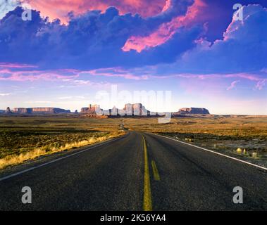 ROUTE 163 AUTOBAHN MONUMENT VALLEY NAVAJO TRIBAL PARK UTAH ARIZONA USA Stockfoto