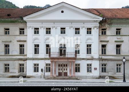 Baile Herculane ( Herculane Bath ), Rumänien - 13. Juni 2022: Blick auf das Hotel Apollo in der Altstadt der Stadt Baile Herculane, Caras-Severin, Stockfoto