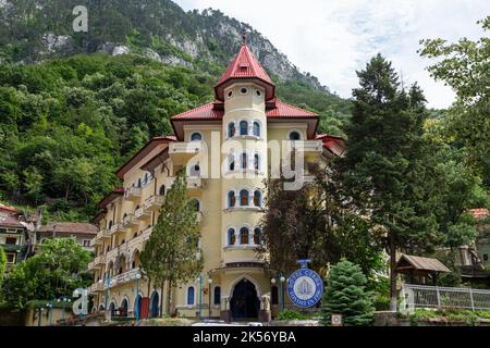 Baile Herculane ( Herculane Bath ), Rumänien - 13. Juni 2022: Blick auf das Hotel Cerna in der Altstadt der Stadt Baile Herculane, Caras-Severin, Stockfoto