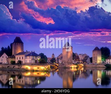 ALTE STEIN ÜBERDACHTEN BRÜCKE PETITE FRANCE FLUSS KRANK STRAßBURG ELSASS FRANKREICH Stockfoto