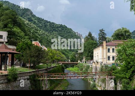 Baile Herculane ( Herculane Bad ), Rumänien - 13. Juni 2022: Blick auf den Ferienort Baile Herculane, Caras-Severin, Rumänien. Stockfoto