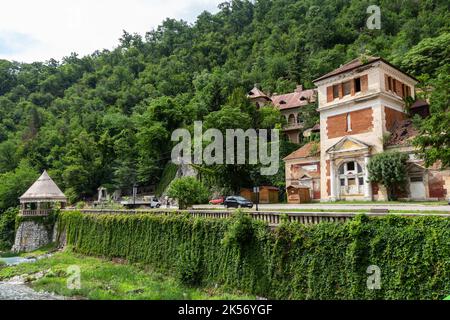 Baile Herculane ( Herculane Bad ), Rumänien - 13. Juni 2022: Blick auf den Ferienort Baile Herculane, Caras-Severin, Rumänien. Stockfoto