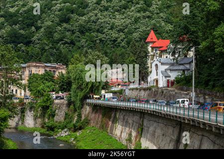 Baile Herculane ( Herculane Bad ), Rumänien - 13. Juni 2022: Blick auf den Ferienort Baile Herculane, Caras-Severin, Rumänien. Stockfoto