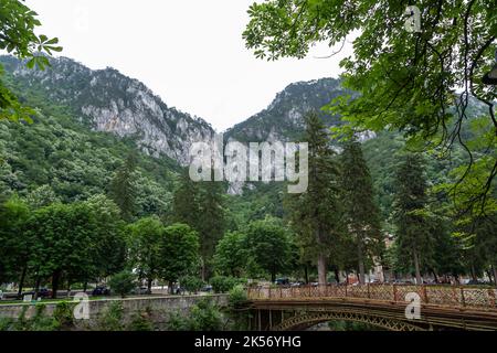 Baile Herculane ( Herculane Bath ), Rumänien - 13. Juni 2022: Berglandschaft in Baile Herculane, Caras-Severin, Rumänien. Stockfoto