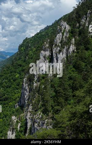 Baile Herculane ( Herculane Bath ), Rumänien - 13. Juni 2022: Berglandschaft in Baile Herculane, Caras-Severin, Rumänien. Stockfoto