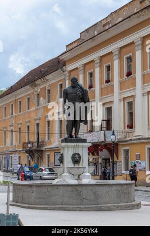 Baile Herculane ( Herculane Bath ), Rumänien - 13. Juni 2022: Herkules-Statue im alten Stadtgebiet Baile Herculane, Caras-Severin, Rumänien. Stockfoto