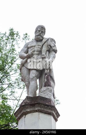 Baile Herculane ( Herculane Bath ), Rumänien - 13. Juni 2022: Herkules-Statue im alten Stadtgebiet Baile Herculane, Caras-Severin, Rumänien. Stockfoto