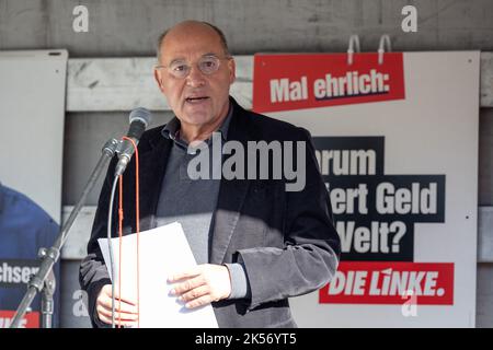 06. Oktober 2022, Niedersachsen, Osnabrück: Gregor Gysi spricht im Vorfeld der Landtagswahl in Niedersachsen bei einer Linkspartei-Wahlkampfveranstaltung. Foto: Friso Gentsch/dpa Stockfoto