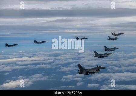 Jikdo Island, Südkorea. 04. Oktober 2022. Vier Kampfflugzeuge der Luftwaffe der Republik Korea F-15K Slam Eagle und vier Kämpfer der US-Luftwaffe F-16 nahmen an einer kombinierten Angriffsgeschwader-Demonstration Teil, indem sie die unbewohnte Insel Jikdo am 4. Oktober 2022 über dem Gelben Meer, Südkorea, bombardierten. Quelle: Jeremy Buddemeier/US Air Force/Alamy Live News Stockfoto