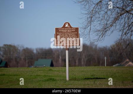 POVERTY POINT RESERVOIR STATE PARK, DELHI, LOUISIANA/USA – 05 2020. MÄRZ: Schild, das die Marshden Mounds am Poverty Point Reservoir erklärt. Stockfoto