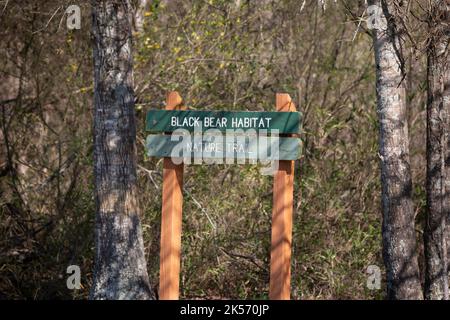 POVERTY POINT RESERVOIR STATE PARK, DELHI, LOUISIANA/USA – 05 2020. MÄRZ: Grünes Schild für den Black Bear Habitat and Nature Trail. Stockfoto