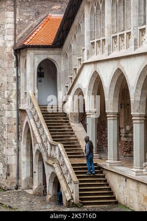 Bilder aus dem Innenhof des Schlosses Hunedoara, auch bekannt als Schloss Corvin oder Schloss Hunyadi in Hunedoara, Rumänien Stockfoto