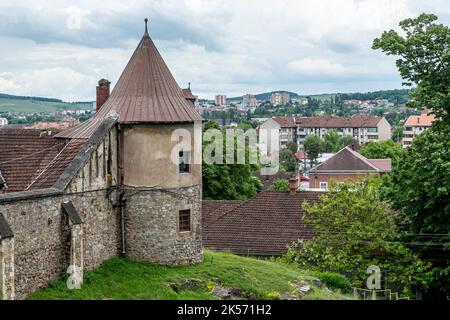 HUNEDOARA, SIEBENBÜRGEN, RUMÄNIEN - 31. MAI 2021: Einer der Türme des Schlosses Hunedoara, auch bekannt als Schloss Corvin oder Schloss Hunyadi in Hunedoar Stockfoto