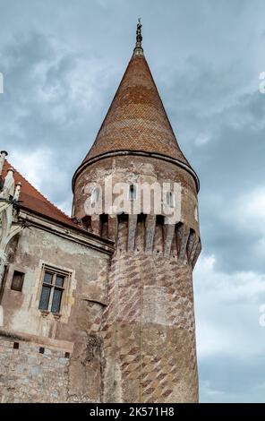 HUNEDOARA, SIEBENBÜRGEN, RUMÄNIEN - 31. MAI 2021: Einer der Türme des Schlosses Hunedoara, auch bekannt als Schloss Corvin oder Schloss Hunyadi in Hunedoar Stockfoto