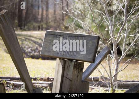 CATAHOULA KOLIBRI GARTEN, KISATCHIE NATIONAL FOREST, LOUISIANA/USA – FEBRUAR 28 2020: Schild mit Hinweis auf den Catahoula Kolibri Garten in der Kisatch Stockfoto