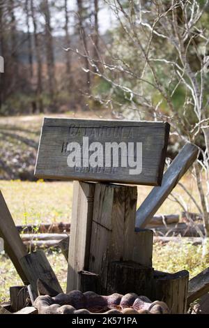 CATAHOULA KOLIBRI GARTEN, KISATCHIE NATIONAL FOREST, LOUISIANA/USA – FEBRUAR 28 2020: Schild mit Hinweis auf den Catahoula Kolibri Garten in der Kisatch Stockfoto