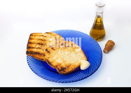 Geröstete Brotscheiben mit Knoblauch und Olivenöl isoliert auf weißem Hintergrund Stockfoto