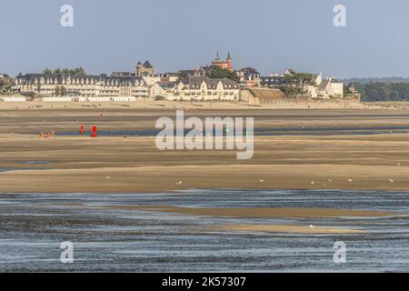 Frankreich, Somme, Somme Bay, Le Hourdel, Le Crotoy von Le Hourdel aus gesehen bei Ebbe warten Kajakfahrer auf die Ankunft der Flut und die steigende Flut, die sie zurück zum Hafen am Fuße der Bucht bringen wird Stockfoto