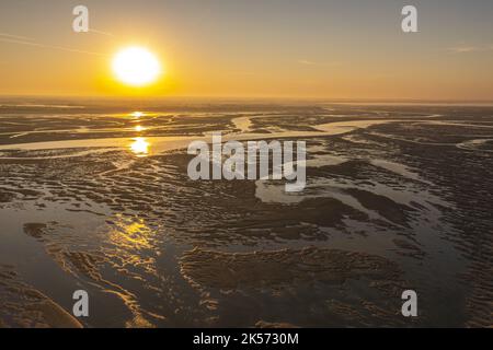 Frankreich, Somme, Somme Bay, Le Hourdel, Sonnenaufgang über der Somme Bay und Sandbänke bei Ebbe mit Le Crotoy im Hintergrund (Luftaufnahme) Stockfoto