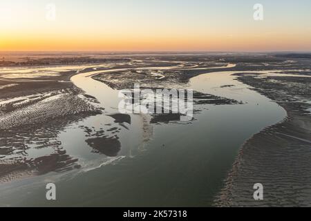 Frankreich, Somme, Somme Bay, Le Hourdel, Sonnenaufgang über der Somme Bay und Sandbänke bei Ebbe mit Le Crotoy im Hintergrund (Luftaufnahme) Stockfoto