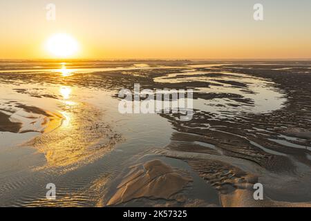 Frankreich, Somme, Somme Bay, Le Hourdel, Sonnenaufgang über der Somme Bay und Sandbänke bei Ebbe mit Le Crotoy im Hintergrund (Luftaufnahme) Stockfoto