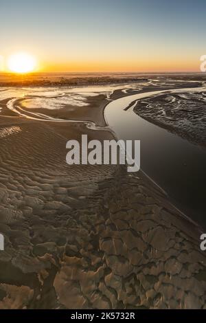 Frankreich, Somme, Somme Bay, Le Hourdel, Sonnenaufgang über der Somme Bay und Sandbänke bei Ebbe mit Le Crotoy im Hintergrund (Luftaufnahme) Stockfoto