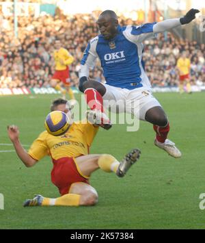 Portsmouth / Watford Lomana Lua Lua weicht einem Tackle von Jay Demerit Pic MIKE WALKER 2006 aus Stockfoto