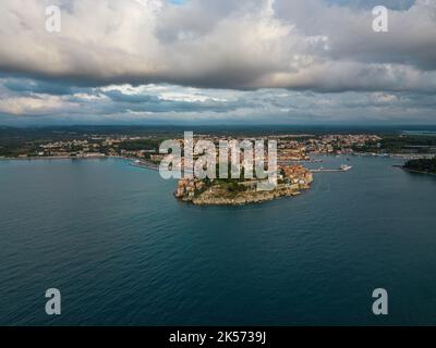 Sonnenuntergang Luftpanorama der Altstadt Rovinj, berühmte alte kroatische Stadt am Meer. Istrien, Kroatien. Stockfoto