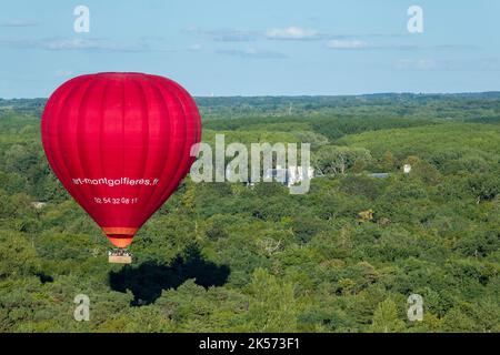 Frankreich, Indre et Loire, Chenonceaux, Loire-Tal die Château de Chenonceau, die von einem Heißluftballon des Veranstalters Art Montgolfière überflogen wird, wurde von der UNESCO zum Weltkulturerbe erklärt. Stockfoto