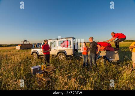 Frankreich, Indre-et-Loire, Genillé, nach der Landung von einem Heißluftballon mit dem Betreiber Art Montgolfière Stockfoto