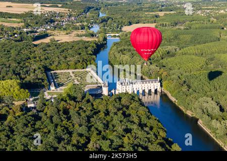 Frankreich, Indre et Loire, Chenonceaux, Loire-Tal die Château de Chenonceau, die von einem Heißluftballon des Veranstalters Art Montgolfière überflogen wird, wurde von der UNESCO zum Weltkulturerbe erklärt. Stockfoto