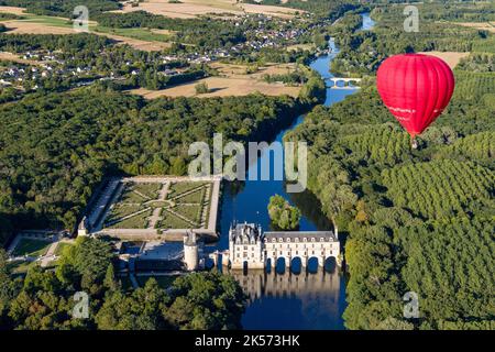 Frankreich, Indre et Loire, Chenonceaux, Loire-Tal die Château de Chenonceau, die von einem Heißluftballon des Veranstalters Art Montgolfière überflogen wird, wurde von der UNESCO zum Weltkulturerbe erklärt. Stockfoto