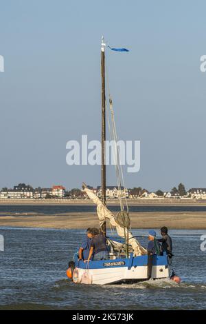 Frankreich, Somme, Somme Bay, Le Hourdel, Flobart verlassen den Hafen von Le Hourdel gegenüber Le Crotoy Stockfoto