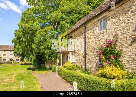 Traditionelle Steinhütten im grünen Cotswold-Dorf Meysey Hampton, Gloucestershire, England, Großbritannien Stockfoto