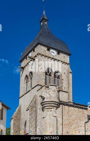 Frankreich, Puy de Dome, Saint Gervais d'Auvergne, befestigter Glockenturm der Kirche Saint-Gervais-et-Saint-Protais Stockfoto