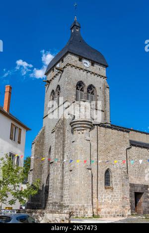 Frankreich, Puy de Dome, Saint Gervais d'Auvergne, befestigter Glockenturm der Kirche Saint-Gervais-et-Saint-Protais Stockfoto