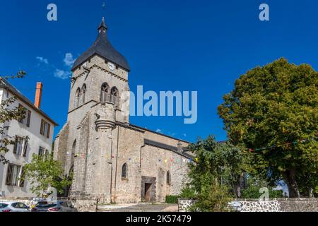 Frankreich, Puy de Dome, Saint Gervais d'Auvergne, befestigter Glockenturm der Kirche Saint-Gervais-et-Saint-Protais Stockfoto